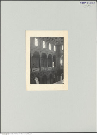 Vorderseite von unbekannt [https://www.deutsche-digitale-bibliothek.de/content/lizenzen/rv-fz/] Sant'Agnese fuori le MuraInnenraumlinkes Seitenschiff (Nordseitenschiff) - linke Arkadenreihe, Gallerie und Obergaden, bh546707_recto. Foto: Schwarz, Heinrich Mathias.