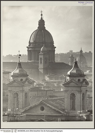 Vorderseite von Bibliotheca Hertziana [https://www.deutsche-digitale-bibliothek.de/content/lizenzen/rv-fz/] Sant'Atanasio dei Greci - Glockentürme und Tympanon (im Hintergrund San Carlo al Corso), vom Pincio aus nord-nordöstlicher Richtung, bh548288_recto. Foto: D'Onofrio, Cesare.