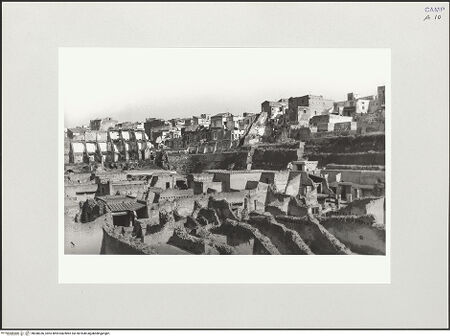 Vorderseite von Bibliotheca Hertziana [https://www.deutsche-digitale-bibliothek.de/content/lizenzen/rv-fz/] Ansicht der Grabungen mit Ercolano im Hintergrund, bh548336_recto. Foto: Kruft, Hanno-Walter.