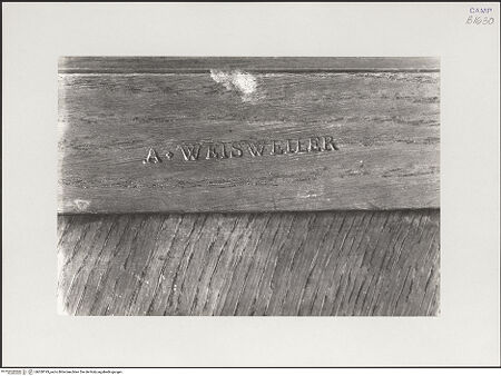 Vorderseite von Savio, Oscar [https://www.deutsche-digitale-bibliothek.de/content/lizenzen/rv-ez/] Schubladenschrank - Detail: Signatur, bh550193_recto. Foto: Savio, Oscar.