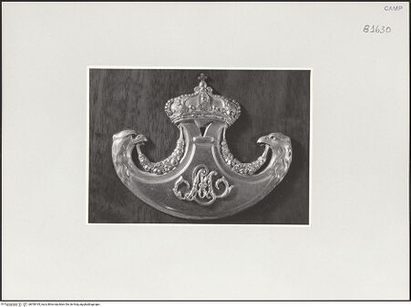 Vorderseite von Vasari [https://www.deutsche-digitale-bibliothek.de/content/lizenzen/rv-ez/] Schrank der Marie-Louise von Parma - Detail: Beschlag mit Initialen der Marie-Louise, bh550195_recto. Foto.