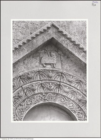 Vorderseite von Sigismondi, Roberto [http://creativecommons.org/licenses/by-nc-sa/4.0/] HauptportalGiebel: Agnus Dei - Lamm Christi, bh550531_recto. Foto: Sigismondi, Roberto.