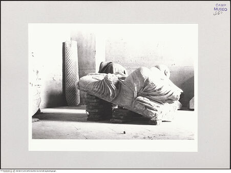 Vorderseite von Bibliotheca Hertziana [https://www.deutsche-digitale-bibliothek.de/content/lizenzen/rv-fz/] Statue Friedrichs II. - Gesamtansicht von links, bh550612_recto. Foto: Kempff, ?.