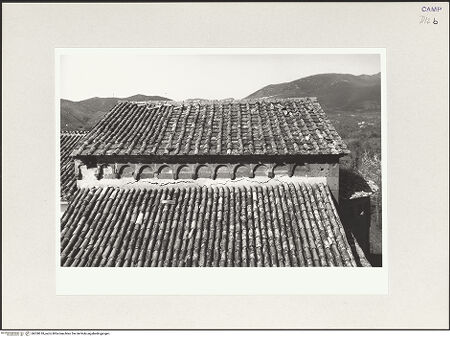 Vorderseite von Bibliotheca Hertziana [https://www.deutsche-digitale-bibliothek.de/content/lizenzen/rv-fz/] Cattedrale - Querhaus, Südseite: Dach und Blendarkade, bh550618_recto. Foto.