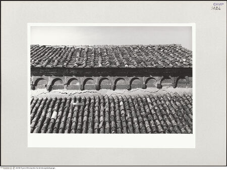 Vorderseite von Bibliotheca Hertziana [https://www.deutsche-digitale-bibliothek.de/content/lizenzen/rv-fz/] Cattedrale - Querhaus, Südseite: Dach und Blendarkade rechts, bh550619_recto. Foto.