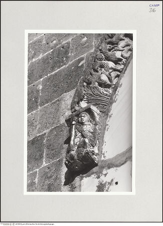 Vorderseite von Bibliotheca Hertziana [https://www.deutsche-digitale-bibliothek.de/content/lizenzen/rv-fz/] Archivolte des Hauptportals - Linke Konsole: Erzengel Michael, bh550620_recto. Foto.