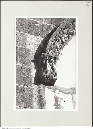 Vorderseite von Bibliotheca Hertziana [https://www.deutsche-digitale-bibliothek.de/content/lizenzen/rv-fz/] Archivolte des Hauptportals - Linke Konsole: Erzengel Michael, bh550622_recto. Foto.