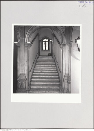 Vorderseite von Sopr. BAS ROMA [https://www.deutsche-digitale-bibliothek.de/content/lizenzen/rv-ez/] Palazzo della Valle - 1.Obergeschoss, Treppenaufgang, bh551128_recto. Foto.