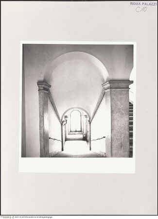 Vorderseite von Sopr. BAS ROMA [https://www.deutsche-digitale-bibliothek.de/content/lizenzen/rv-ez/] Palazzo della Valle - 1.Obergeschoss, Treppenaufgang, bh551129_recto. Foto.