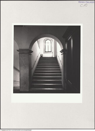 Vorderseite von Sopr. BAS ROMA [https://www.deutsche-digitale-bibliothek.de/content/lizenzen/rv-ez/] Palazzo della Valle - 1.Obergeschoss, Treppenaufgang, bh551130_recto. Foto.