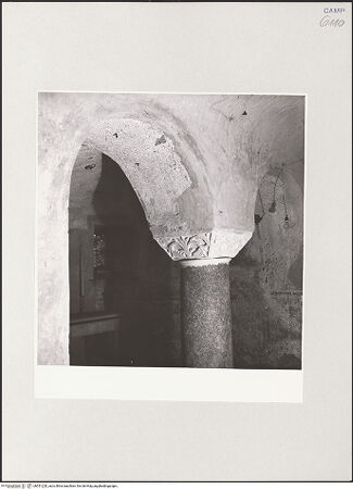 Vorderseite von unbekannt [https://www.deutsche-digitale-bibliothek.de/content/lizenzen/rv-ez/] San Michele a Corte - Arkade, Detail: Säule mit Kapitell, bh551220_recto. Foto.