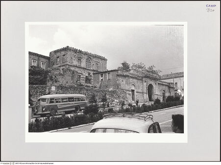 Vorderseite von Bibliotheca Hertziana [https://www.deutsche-digitale-bibliothek.de/content/lizenzen/rv-fz/] Castello - Südfassade, Teilansicht von Südwesten, bh551490_recto. Foto.