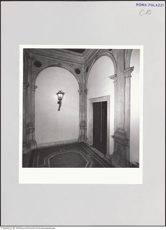 Vorderseite von Sopr. BAS ROMA [https://www.deutsche-digitale-bibliothek.de/content/lizenzen/rv-ez/] Palazzo della Valle - 1. Obergeschoss, Treppenabsatz, bh552038_recto. Foto.