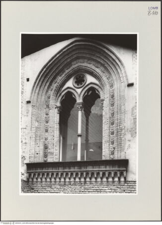 Vorderseite von ICCD [https://www.deutsche-digitale-bibliothek.de/content/lizenzen/rv-ez/] Castello SforzescoSüdöstliche Mauer - Detail: gotisches Fenster, bh552331_recto. Foto.