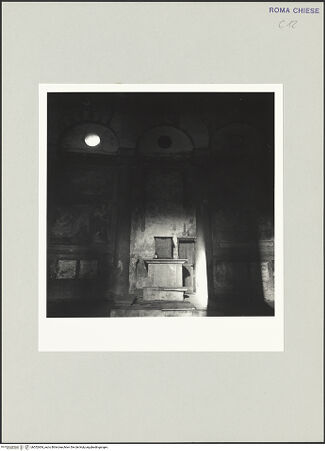 Vorderseite von Bibliotheca Hertziana [http://creativecommons.org/licenses/by-nc-sa/4.0/] Santo Stefano RotondoDeambulatorium - Umgang, Altar (36. Interkolumnium), bh552404_recto. Foto: Malter, Barbara.