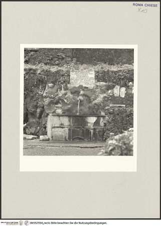 Vorderseite von Sopr. BAS ROMA [https://www.deutsche-digitale-bibliothek.de/content/lizenzen/rv-ez/] Abbazia delle Tre Fontane - Hof, Inschrifttafel und Brunnen, bh552554_recto. Foto.