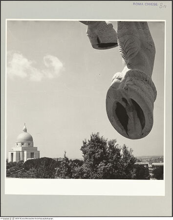 Vorderseite von  [https://rightsstatements.org/page/CNE/1.0/] Garten der Villa Massimo - Garten mit Statue: Kopflose Sitzfigur, bh553130_recto. Foto.