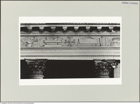 Vorderseite von Vasari [https://www.deutsche-digitale-bibliothek.de/content/lizenzen/rv-ez/] Fries mit liturgischem Gerät, Marterwerkzeugen und religiös-symbolischen Objekten aus dem Alten und Neuen Testament - Linke Seite, Detail (v.l.n.r.): Priestergewand, Presse, Kreuz, nicht identifizierter Gegenstand, Priestergewand, bh553159_recto. Foto.