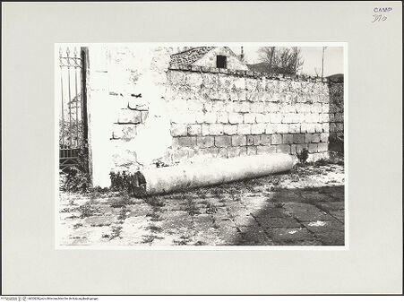 Vorderseite von Bibliotheca Hertziana [https://www.deutsche-digitale-bibliothek.de/content/lizenzen/rv-fz/] Spolie auf dem Areal des Doms, bh553220_recto. Foto.