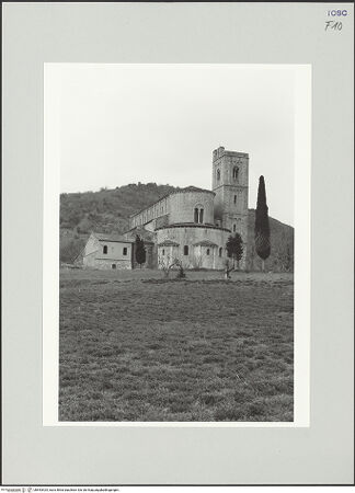 Vorderseite von Rödel [https://www.deutsche-digitale-bibliothek.de/content/lizenzen/rv-ez/] Sant'Antimo - Ansicht von Südosten, bh553424_recto. Foto: Rödel, Volker.