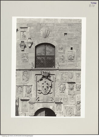 Vorderseite von Rödel [https://www.deutsche-digitale-bibliothek.de/content/lizenzen/rv-ez/] Palazzo Pretorio - Fassade, Detail: Fenster über dem Eingang und Wappen, bh553431_recto. Foto: Rödel, Volker.