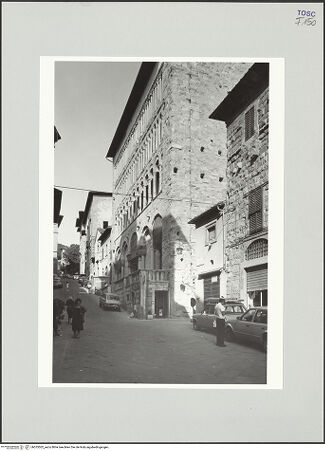 Vorderseite von Rödel [https://www.deutsche-digitale-bibliothek.de/content/lizenzen/rv-ez/] Pieve di Santa Maria - Ansicht der Schaufassade von Südwesten, bh553502_recto. Foto: Rödel, Volker.