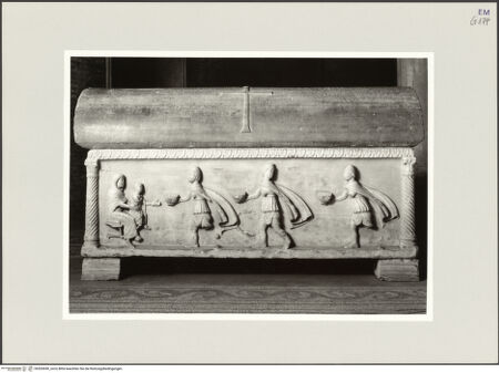 Vorderseite von Ravenna, Marco [https://www.deutsche-digitale-bibliothek.de/content/lizenzen/rv-ez/] Sarkophag des Exarch Isacio des Armenier (Isacio l'Armeno, gest. 643) - Vorderseite (Anbetung der Könige), bh553690_recto. Foto: Ravenna, Marco.