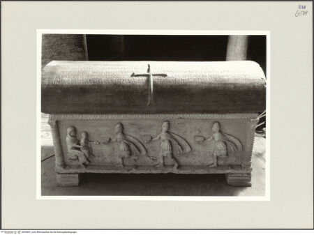 Vorderseite von Ravenna, Marco [https://www.deutsche-digitale-bibliothek.de/content/lizenzen/rv-ez/] Sarkophag des Exarch Isacio des Armenier (Isacio l'Armeno, gest. 643) - Deckel und Vorderseite (Anbetung der Könige), bh553691_recto. Foto: Ravenna, Marco.