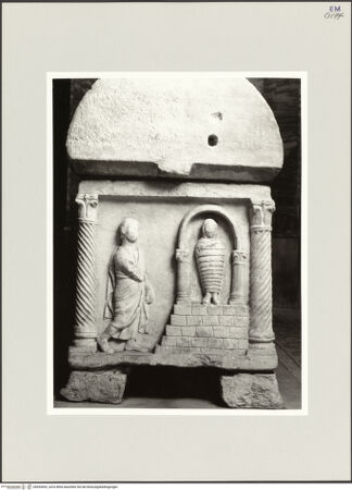 Vorderseite von Ravenna, Marco [https://www.deutsche-digitale-bibliothek.de/content/lizenzen/rv-ez/] Sarkophag des Exarch Isacio des Armenier (Isacio l'Armeno, gest. 643) - Linke Schmalseite (Erweckung des Lazarus), bh553692_recto. Foto: Ravenna, Marco.