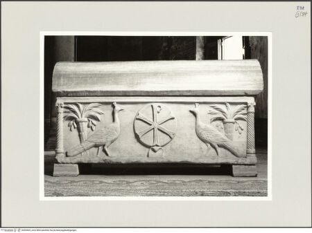 Vorderseite von Ravenna, Marco [https://www.deutsche-digitale-bibliothek.de/content/lizenzen/rv-ez/] Sarkophag des Exarch Isacio des Armenier (Isacio l'Armeno, gest. 643) - Rückseite (Chrismon zwischen Pfauen und Palmen), bh553693_recto. Foto: Ravenna, Marco.