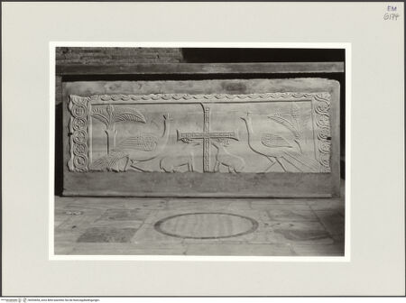 Vorderseite von Ravenna, Marco [https://www.deutsche-digitale-bibliothek.de/content/lizenzen/rv-ez/] Sarkophag des Bischofs Ecclesio (gest. 532 oder 534) - Frontalansicht, bh553694_recto. Foto: Ravenna, Marco.