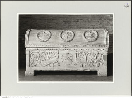 Vorderseite von Ravenna, Marco [https://www.deutsche-digitale-bibliothek.de/content/lizenzen/rv-ez/] Sarkophag des Erzbischofs Teodoro (gest. 691) - Frontalansicht, bh553732_recto. Foto: Ravenna, Marco.
