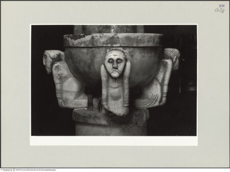 Vorderseite von Ravenna, Marco [https://www.deutsche-digitale-bibliothek.de/content/lizenzen/rv-ez/] Weihwasserbecken mit Atlanten - Becken mit knienden männlichen Figuren, bh553733_recto. Foto.