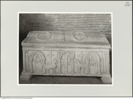 Vorderseite von Ravenna, Marco [https://www.deutsche-digitale-bibliothek.de/content/lizenzen/rv-ez/] Sarkophag des Bischofs Felix (gest. 723) - Frontalansicht, bh553761_recto. Foto: Ravenna, Marco.