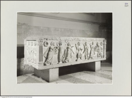 Vorderseite von Ravenna, Marco [https://www.deutsche-digitale-bibliothek.de/content/lizenzen/rv-ez/] Sarkophag mit Traditio Legis (Der thronende Christus und die Apostel) - Seitenansicht von links, bh553769_recto. Foto: Ravenna, Marco.