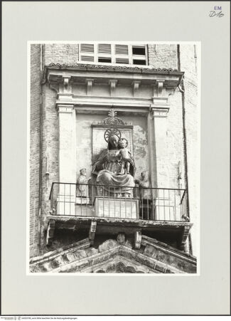 Vorderseite von Ravenna, Marco [https://www.deutsche-digitale-bibliothek.de/content/lizenzen/rv-ez/] Madonna mit Stifterehepaar Giroldo Fiordibelli und Antonia Boiardi - Gesamtansicht, bh553785_recto. Foto.