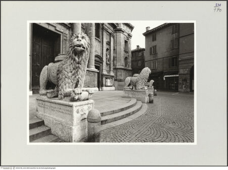 Vorderseite von Ravenna, Marco [https://www.deutsche-digitale-bibliothek.de/content/lizenzen/rv-ez/] Sechs säulentragende Löwen - Gesamtansicht, bh553786_recto. Foto.