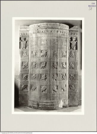 Vorderseite von Ravenna, Marco [https://www.deutsche-digitale-bibliothek.de/content/lizenzen/rv-ez/] Ambo des Bischofs Mariniano oder des Adeodatus - Gesamtansicht, bh553840_recto. Foto.