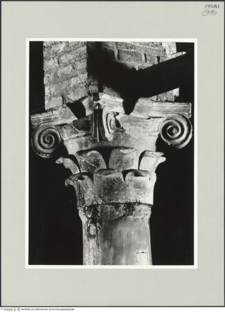 Vorderseite von Sigismondi, Roberto [http://creativecommons.org/licenses/by-nc-sa/4.0/] Kapitelle des LanghausesKapitell 2 (N2) - Gesamtansicht, bh554080_recto. Foto: Sigismondi, Roberto.