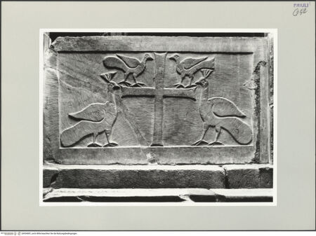 Vorderseite von Sigismondi, Roberto [http://creativecommons.org/licenses/by-nc-sa/4.0/] Schrankenplatte mit Kreuz, Pfauen und Vögeln - Gesamtansicht, bh554081_recto. Foto: Sigismondi, Roberto.