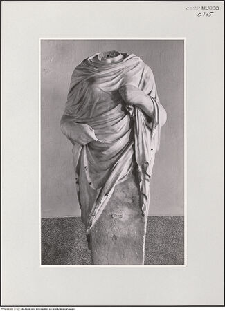 Vorderseite von Hewicker, Friedrich (Hamburg) [https://www.deutsche-digitale-bibliothek.de/content/lizenzen/rv-ez/] Weibliche Herme - Frontalansicht, bh554300_recto. Foto: Hewicker, Friedrich.