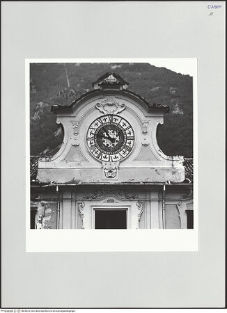 Vorderseite von Sigismondi, Roberto [https://www.deutsche-digitale-bibliothek.de/content/lizenzen/rv-fz/] Palazzo Abbaziale di Loreto - Westfassade, Detail: Uhr, bh555235_recto. Foto: Sigismondi, Roberto.