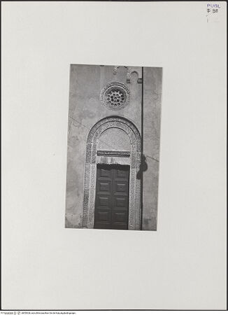 Vorderseite von Soergel, Gerda [https://www.deutsche-digitale-bibliothek.de/content/lizenzen/rv-fz/] Linkes Seitenportal - Fensterrose und linkes Nebenportal, bh555328_recto. Foto: Soergel, Gerda.