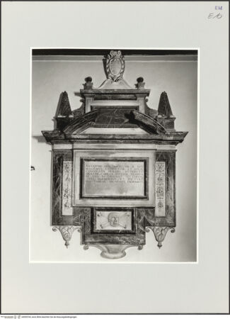 Vorderseite von Ravenna, Marco [https://www.deutsche-digitale-bibliothek.de/content/lizenzen/rv-ez/] Grabmal der Camilla Ruggeri Brami - Gesamtansicht, bh555765_recto. Foto.