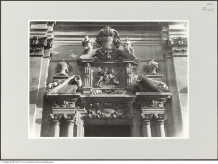 Vorderseite von Ravenna, Marco [https://www.deutsche-digitale-bibliothek.de/content/lizenzen/rv-ez/] San GiorgioHauptfassade / Westfassade - Fassade, Detail: Portal, bh555770_recto. Foto.