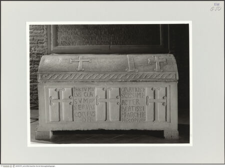 Vorderseite von Ravenna, Marco [https://www.deutsche-digitale-bibliothek.de/content/lizenzen/rv-ez/] Sarkophag des Bischofs Grazioso (gest. 788) - Frontalansicht, bh555787_recto. Foto: Ravenna, Marco.