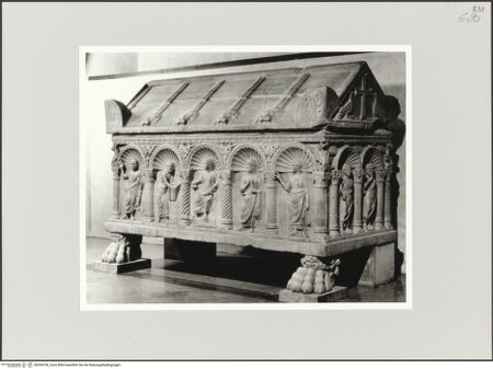 Vorderseite von Ravenna, Marco [https://www.deutsche-digitale-bibliothek.de/content/lizenzen/rv-ez/] Sarkophag mit Christus und den Aposteln (Traditio Legis) - Seitenansicht der Vorder- und der rechten Schmalseite, bh555790_recto. Foto: Ravenna, Marco.