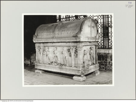 Vorderseite von Ravenna, Marco [https://www.deutsche-digitale-bibliothek.de/content/lizenzen/rv-ez/] Sarkophag der Familie Pignatta - Ansicht der Vorder- und der rechten Schmalseite (Christus zwischen Paulus und Petrus; die Verkündigung), bh555792_recto. Foto: Ravenna, Marco.