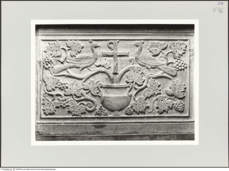 Vorderseite von Ravenna, Marco [https://www.deutsche-digitale-bibliothek.de/content/lizenzen/rv-ez/] Platte einer Chorschranke mit Reben, Chrismon, Pfauen und Daniel in der Löwengrube - Vorderseite mit Reben, Chrismon und Pfauen, bh555796_recto. Foto: Ravenna, Marco.