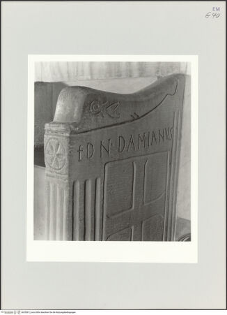 Vorderseite von Ravenna, Marco [https://www.deutsche-digitale-bibliothek.de/content/lizenzen/rv-ez/] Thron des Bischofs Damiano - Rechte Seite, Detail mit Fisch und Inschrift, bh555812_recto. Foto: Ravenna, Marco.